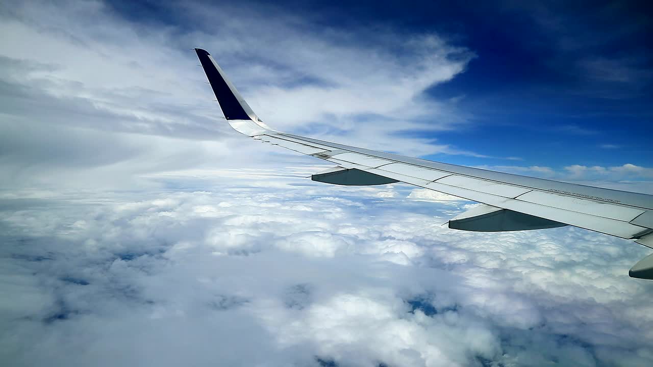 비행기 창에서 천상의 흐린 푸른 하늘보기