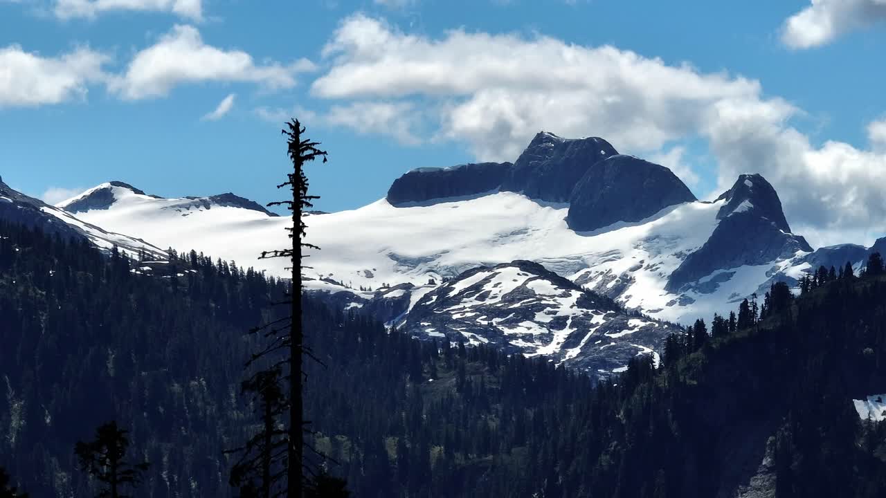 nieve en la montaña meslilloet cerca de squamish y whistler durante el día en columbia británica, canadá