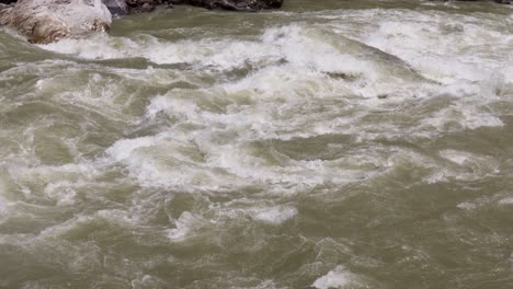 la presión dentro de las aguas del río