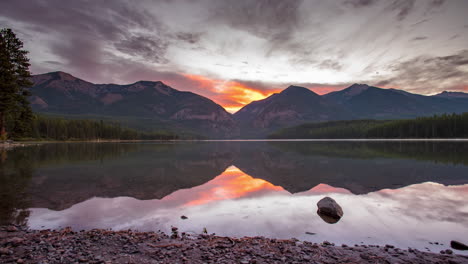 Amanecer-Escénico-En-El-Lago-Holland-En-El-Bosque-Nacional-Flathead,-Montana,-Estados-Unidos---Timelapse