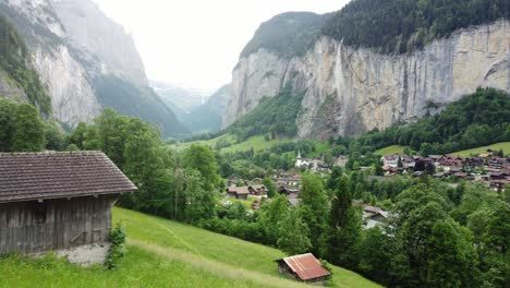 elegancia alpina: un viaje cinematográfico a través de lauterbrunnen, suiza