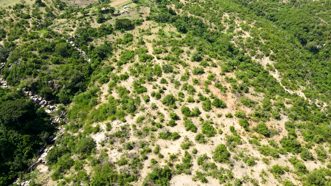 Vista drone di West Pokot, North Rift - Kenya: la stagione delle piogge rende verdi le zone aride del nord del Kenya