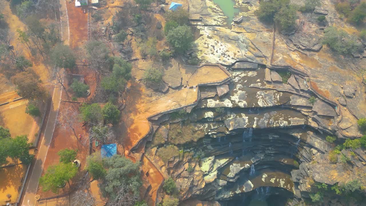 las cascadas de rajdari y devdari se encuentran dentro del exuberante santuario de vida silvestre de chandraprabha vista desde un avión no tripulado