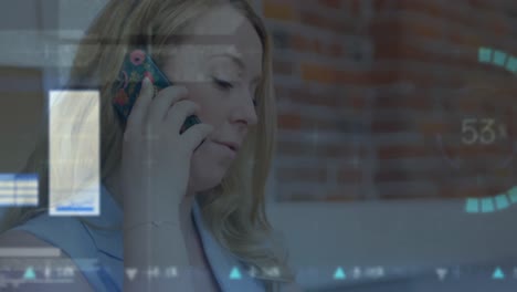 animación de la red de conexiones y procesamiento de datos a través de una mujer de negocios que utiliza un teléfono inteligente.