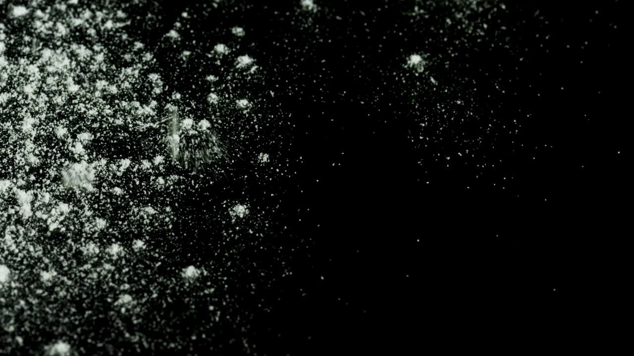polvo de harina sobre un fondo negro