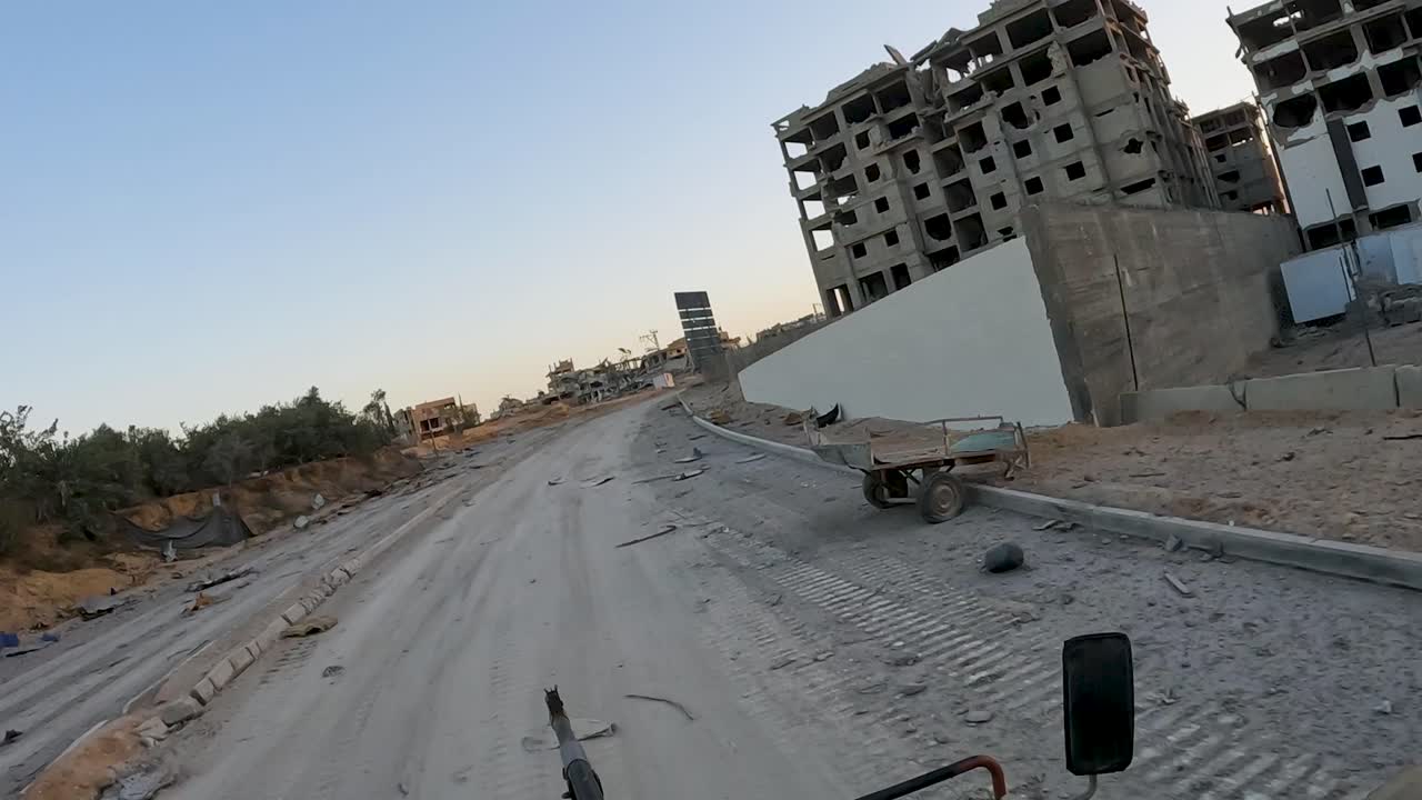 Guidando tra edifici cittadini devastati dopo il conflitto in corso a Gaza, Palestina