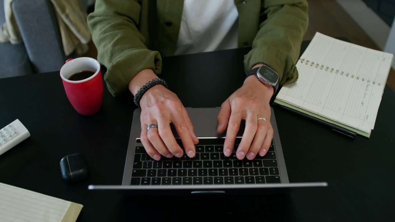 persona que trabaja en una computadora portátil en casa