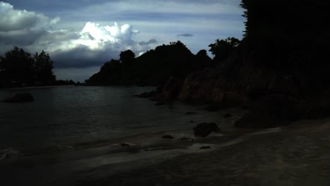 Blick-Auf-Das-Meer-Und-Die-Wolken-Vom-Strand