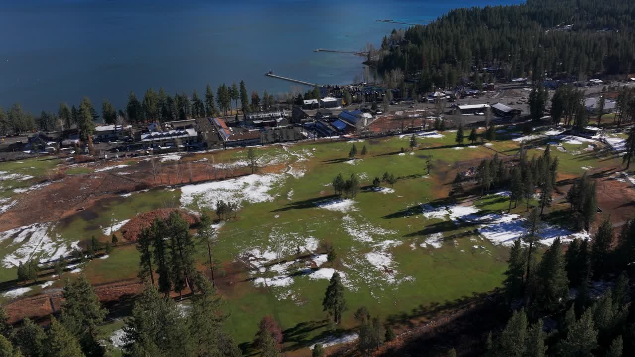 vista aérea de drones panorámica de la ciudad de tahoe en las orillas del lago tahoe