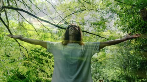 mujer disfrutando de la brisa del bosque 4k