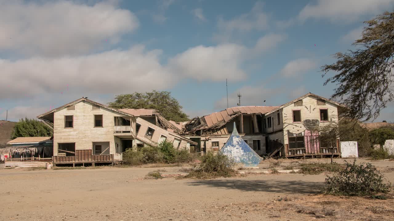 페루 사막의 아름다운 로비토스 해변 근처에서 촬영된 4k의 버려진 무서운 집의 저속 촬영
