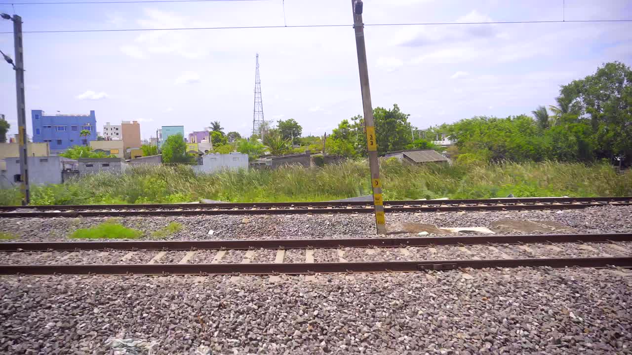 기차 창문 에서 아름다운 마을 풍경