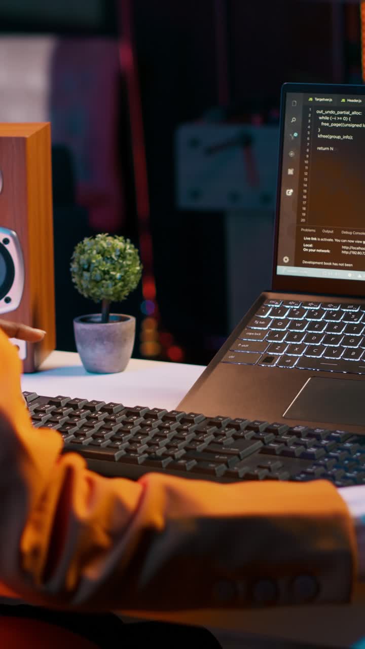 Vertikal video. Afroamerikansk pige bruger software med kunstig intelligens til maskinlæring