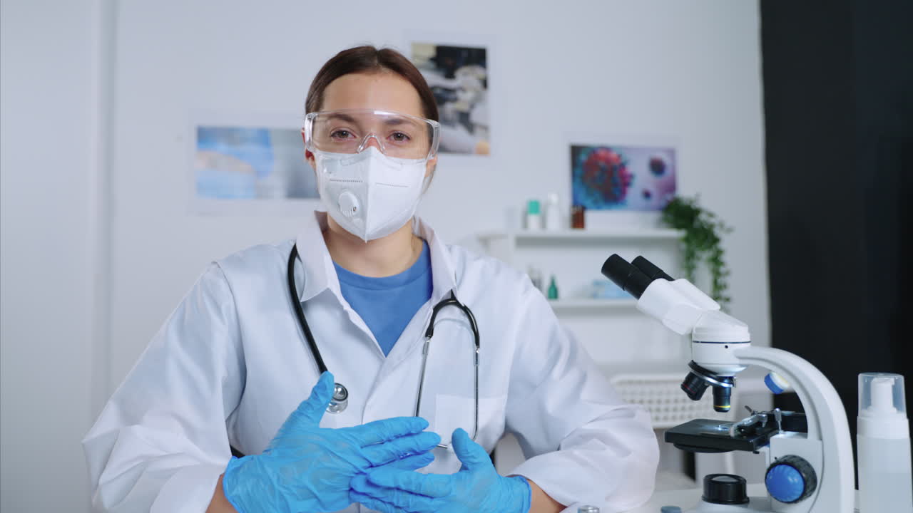 doctora con bata de laboratorio y máscara