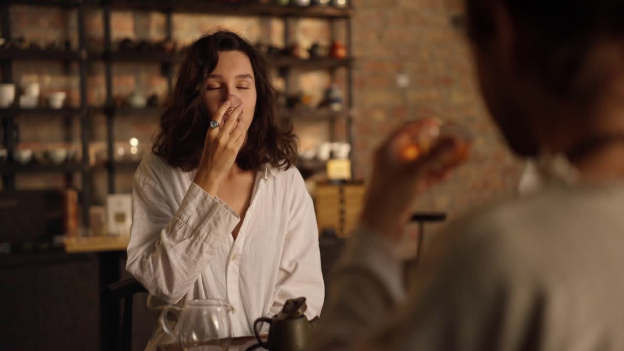 una pareja disfrutando del té juntos en un acogedor café