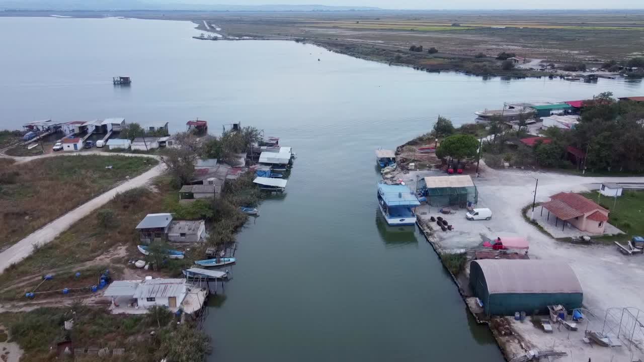 그리스 의 구름 이 많은 날 에 국립 공원 에 있는 어부 들 의 오두막 의 공중 조망