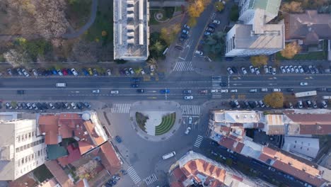 Top-down-aerial-footage-of-traffic-on-the-streets-of-Belgrade,-Serbia