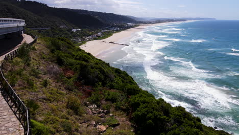 Pasarela-Junto-A-La-Carretera-Con-Vistas-A-La-Hermosa-Playa-Salvaje,-Ruta-Del-Jardín