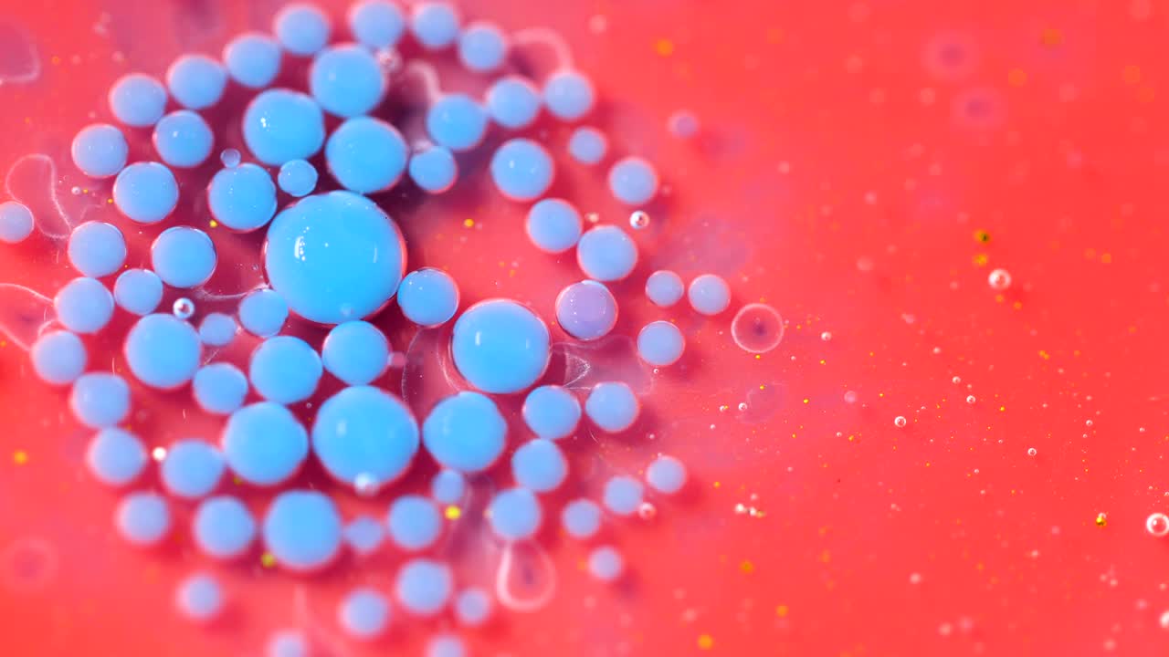 burbujas de colores brillantes tinta de aceite de movimiento lento. estructura de burbujas coloridas de movimiento caótico. burbujas brillantes de colores. fondo de sabor de chicle rosado y azul. gotas de colores en movimiento. burbullas pop