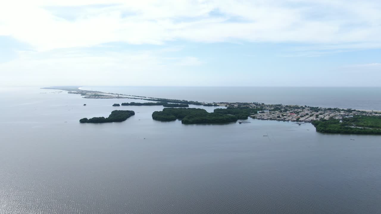 drone, pan shot de cienaga magdalena junto al mar