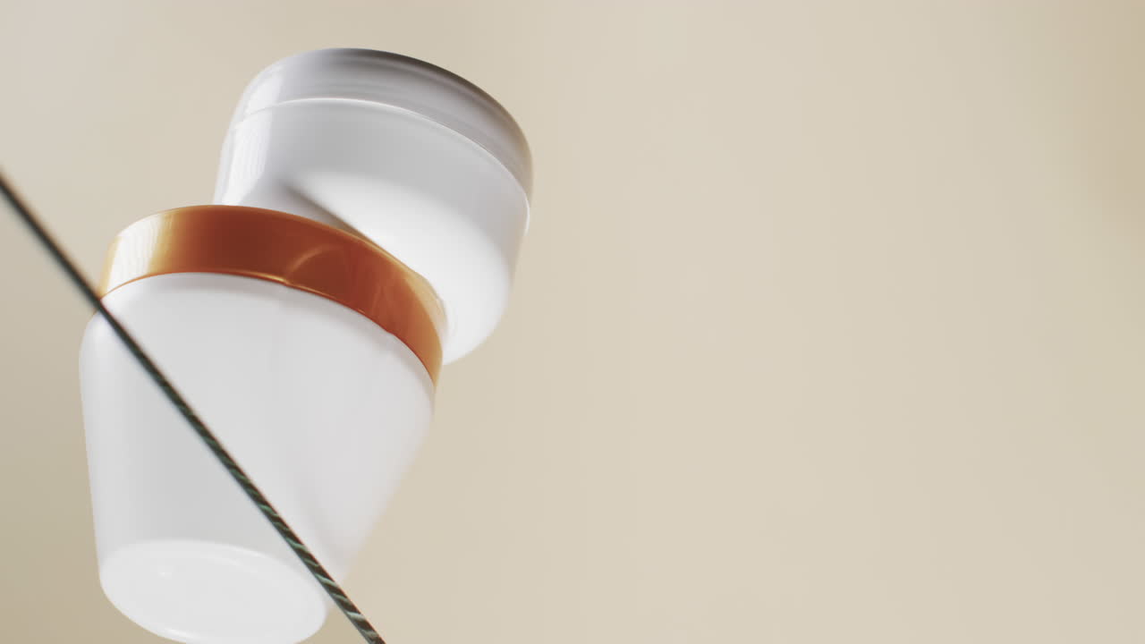 색 배경에 복사 공간이 있는 유리 선반에 있는 미용 제품 브의 수직 비디오