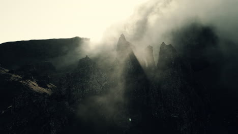 las cimas de las montañas brumosas