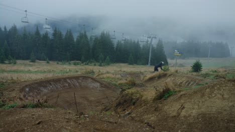 Ein-Mountainbike-Rennfahrer-Fährt-Sehr-Schnell-Einen-Trail-Hinunter