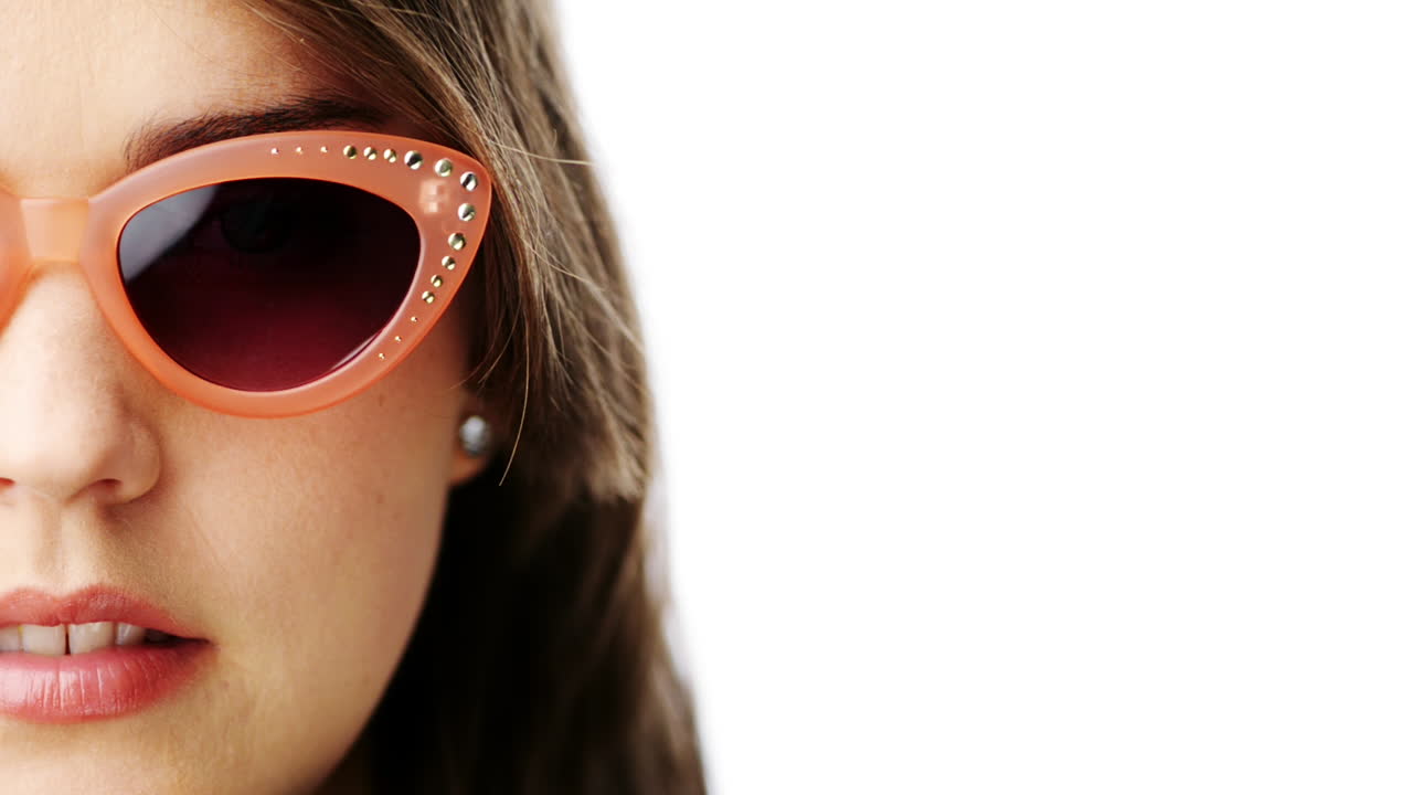 mujer con gafas de sol retrato de cerca de la mitad de la cara serie de personajes aislados en fondo blanco puro