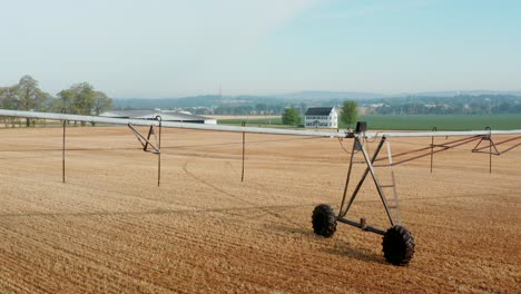 equipo de riego en campo marrón, riego de nueva cosecha de maíz