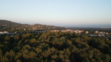 Stadt-In-Der-Nähe-Des-Berges-Sant-Llorenc-Del-Munt-Gelegen-Und-Von-Vegetation-Umgeben