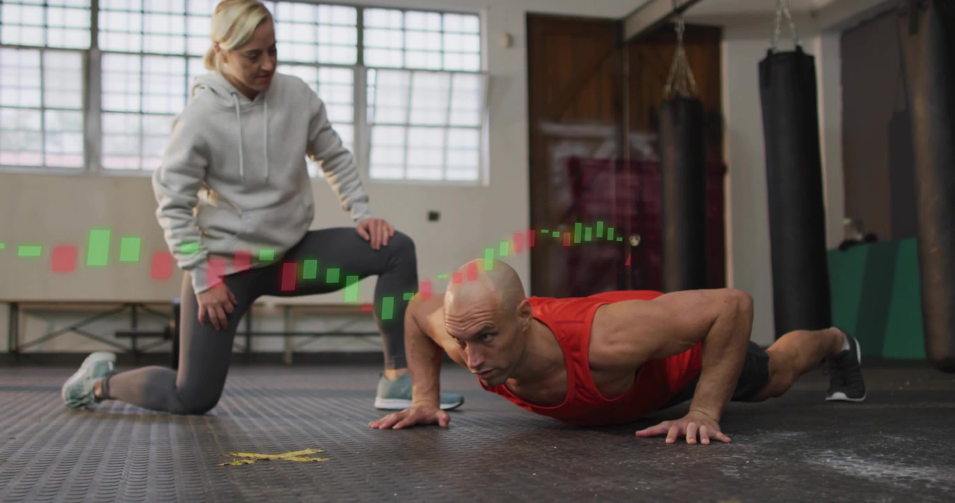 Allenatore di palestra che istruisce un allievo ad abbassare il petto in un piegamento sulle braccia basso, con una sovrapposizione animata che monitora l'allineamento.