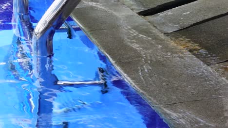 agua de la piscina de olas azules y rayas de hierro