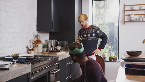 Una-Pareja-De-Hombres-Gay-En-Casa-En-La-Cocina-Preparando-La-Cena-El-Día-De-Navidad-Sacando-El-Pollo-Del-Horno