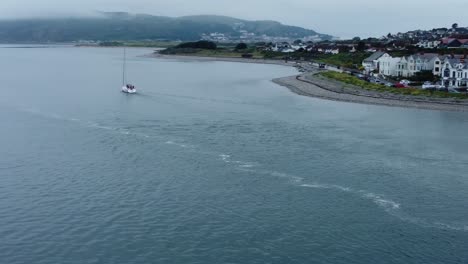 Segelboot-Antenne-Rückansicht-Kreuzfahrt-Fluss-Conwy-Enthüllen-Walisischen-Küstenstadt-Hafen