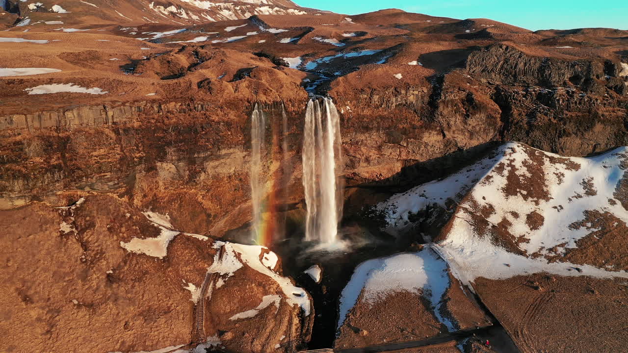 cascada seljalandsfoss en el sur de islandia en un día soleado