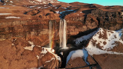 Cascada-Seljalandsfoss-En-El-Sur-De-Islandia-En-Un-Día-Soleado