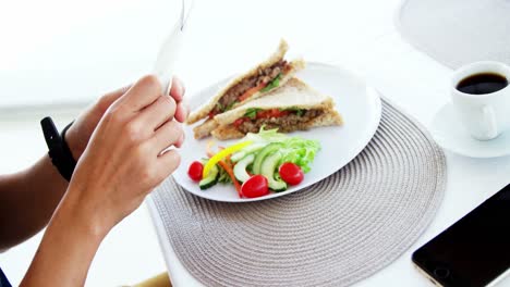 hombre comiendo almuerzo con café