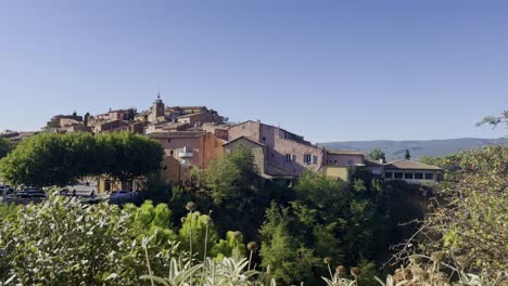 Pequeño-Pueblo-Francés-En-Francia-En-Una-Colina-Con-Antiguas-Casas-De-Piedra-Con-Amplia-Naturaleza-Alrededor