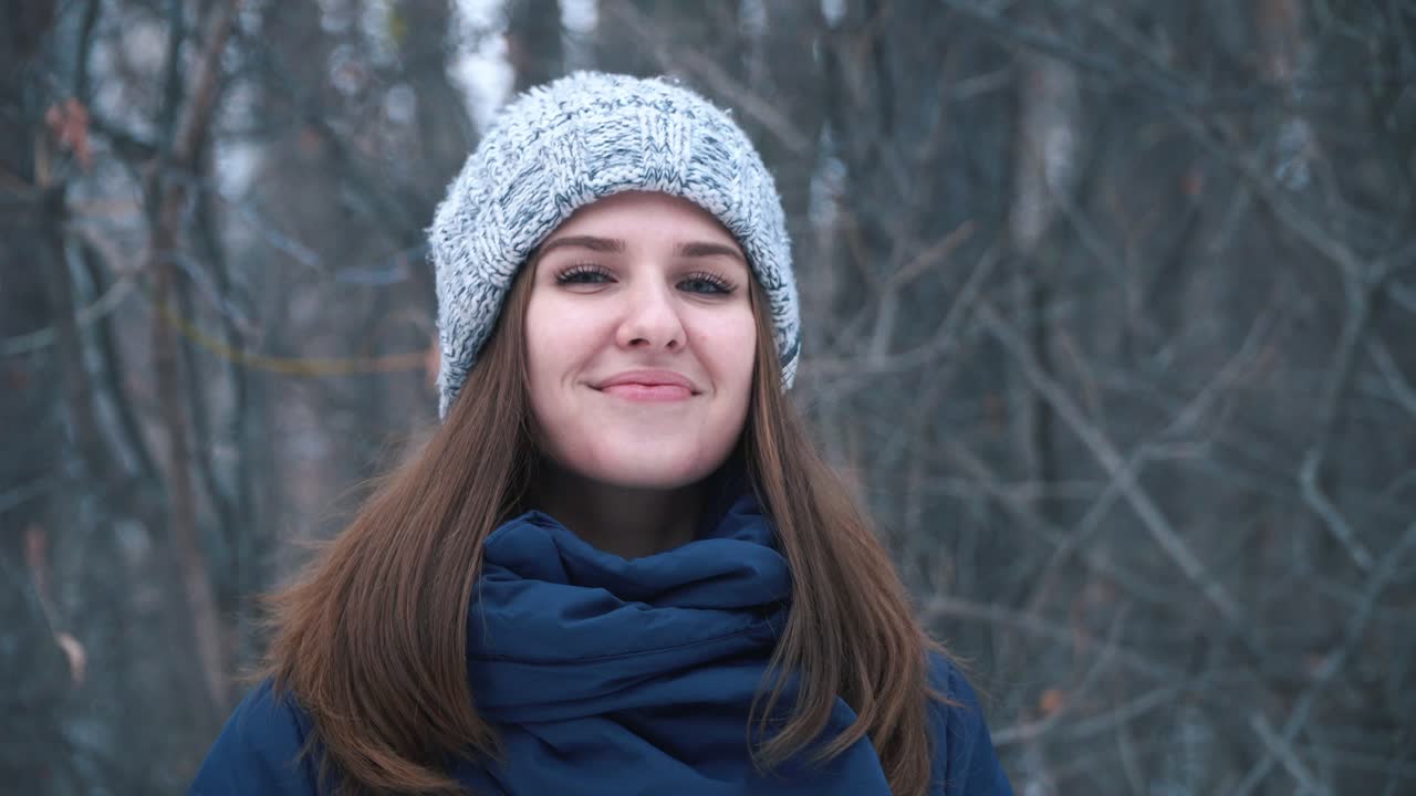 Mujer en bosque de invierno