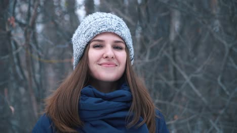 mujer en el bosque de invierno