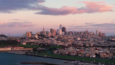 Horizonte-Del-Centro-De-San-Francisco-Al-Atardecer-Con-Un-Cielo-Colorido