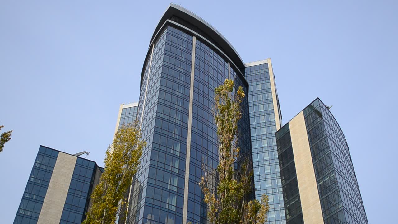 Hotel moderno y cielo. Hotel y cielo