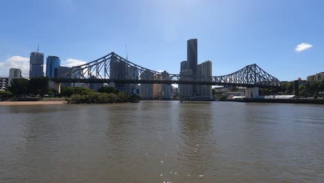 toma amplia que muestra la totalidad del puente de la historia con brisbane cbd en el fondo