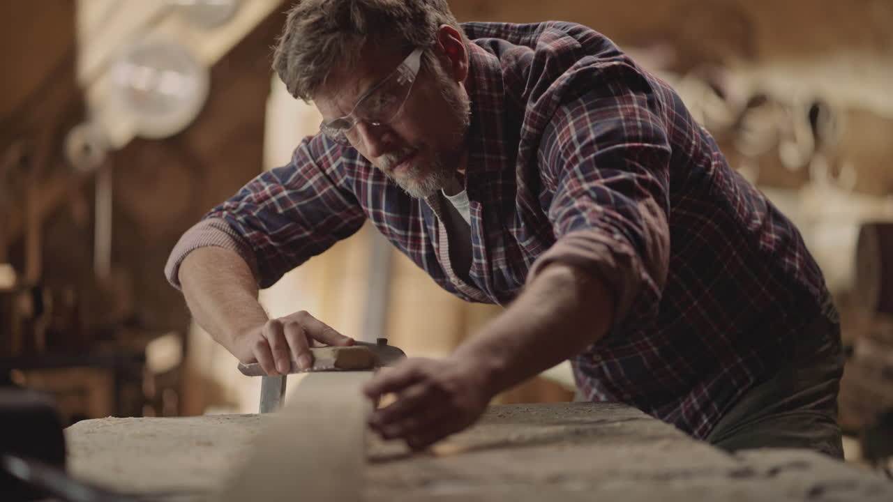 작업장에서 일하는 목수