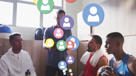 múltiples iconos de perfil flotando contra el entrenador masculino instruyendo al equipo de jugadores de fútbol masculino
