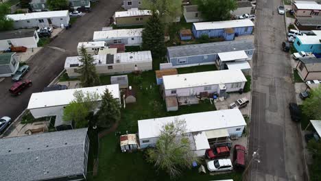 remolques deteriorados de ancho simple y doble en un parque de casas móviles que muestran disparidad de riqueza en 2021