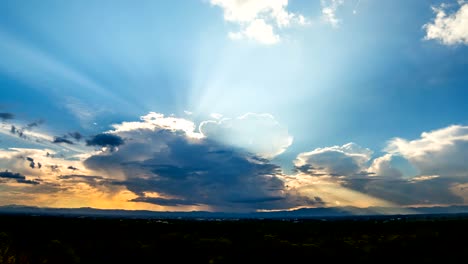 timelapse colorido cielo dramático con nubes al atardecer.