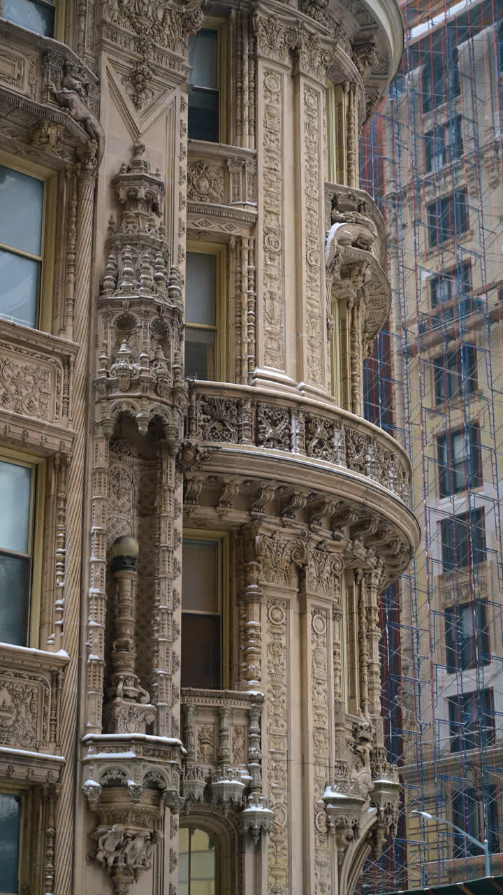 Fachada Incrível e Altamente Ornamentada do edifício Alwyn Court. Arquitetura histórica renomada de Midtown Manhattan, Nova York, EUA. Vídeo vertical.