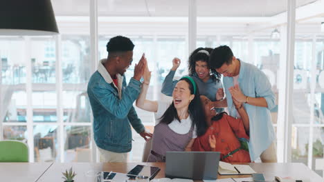 Laptop,-Gewinner-Und-Ein-Team-High-Five