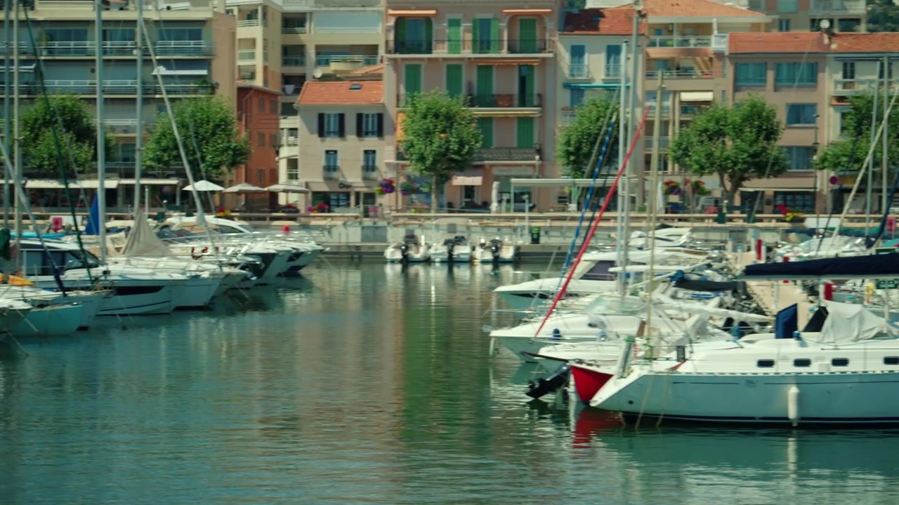 Yacht e barche ormeggiati in un vivace porto turistico, che simboleggiano ricchezza, tempo libero e viaggi di lusso in una giornata di sole, ad Antibes, Francia.